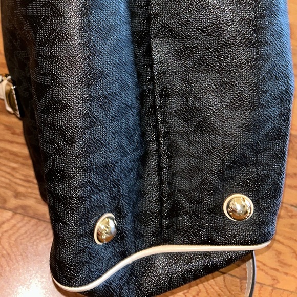 Michael Kors handbag black & brown with gold hardware. With strap! Barely used! - Picture 4 of 6